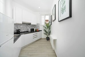 Fridge, microwave, stovetop, coffee/tea maker