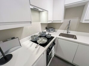 Réfrigérateur, four à micro-ondes, un four, surface de cuisson