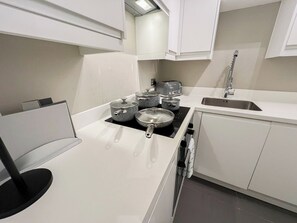 Een koelkast, een microgolfoven, een oven, een kookplaat