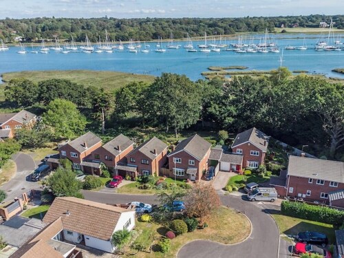 Quarters, Hamble, Hampshire - Chill, Sail, Explore