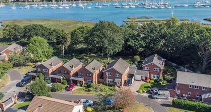 Quarters, Hamble, Hampshire - Chill, Sail, Explore