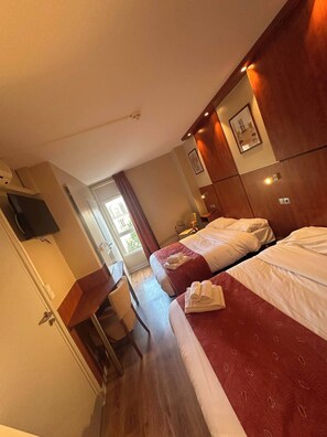 Family Quadruple Room, 2 Double Beds | Desk, laptop workspace, blackout drapes, soundproofing - HOTEL  VICTORIA  (Reims)