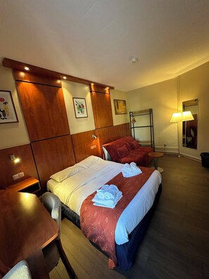 Desk, laptop workspace, blackout drapes, soundproofing - HOTEL  VICTORIA  (Reims)