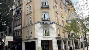 Ein Gebäude mit einem Schild, auf dem 'HOTEL VICTORIA' und die Nummer '2477' stehen.