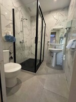 Ducha, secador de pelo, jabón, shampoo