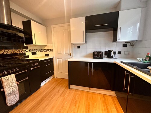 Stunning 4 Bed House With Parking in Wolverhampton