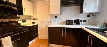 Stunning 4 Bed House With Parking in Wolverhampton