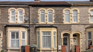 A row of terraced houses with bay windows and a brick facade. - Host Stay Craddock Street (Cardiff)