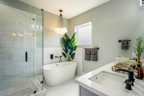 Apartment | Bathroom - The Green Haus Luxxe Cabana Rooftop Retreat (Houston)