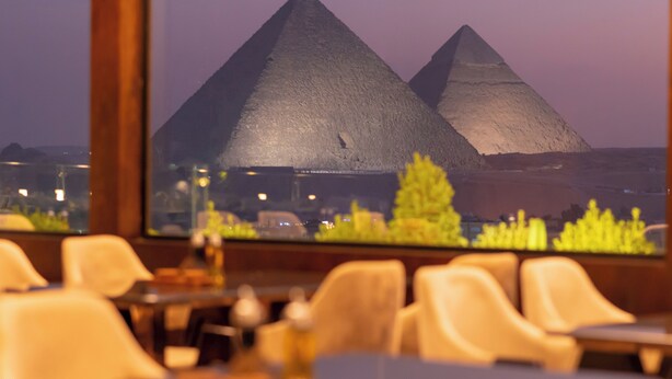 En restaurant med udsigt til pyramiderne.