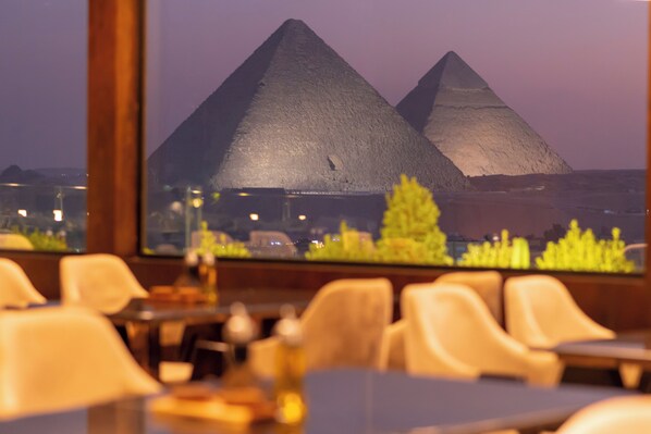 Petit déjeuner, déjeuner et dîner servis sur place