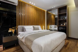 Deluxe Double Room Single Use | Egyptian cotton sheets, premium bedding, memory foam beds, free minibar - Spire West Hotel (Giza)