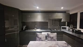 House | Private kitchen | Fridge, microwave, oven, stovetop