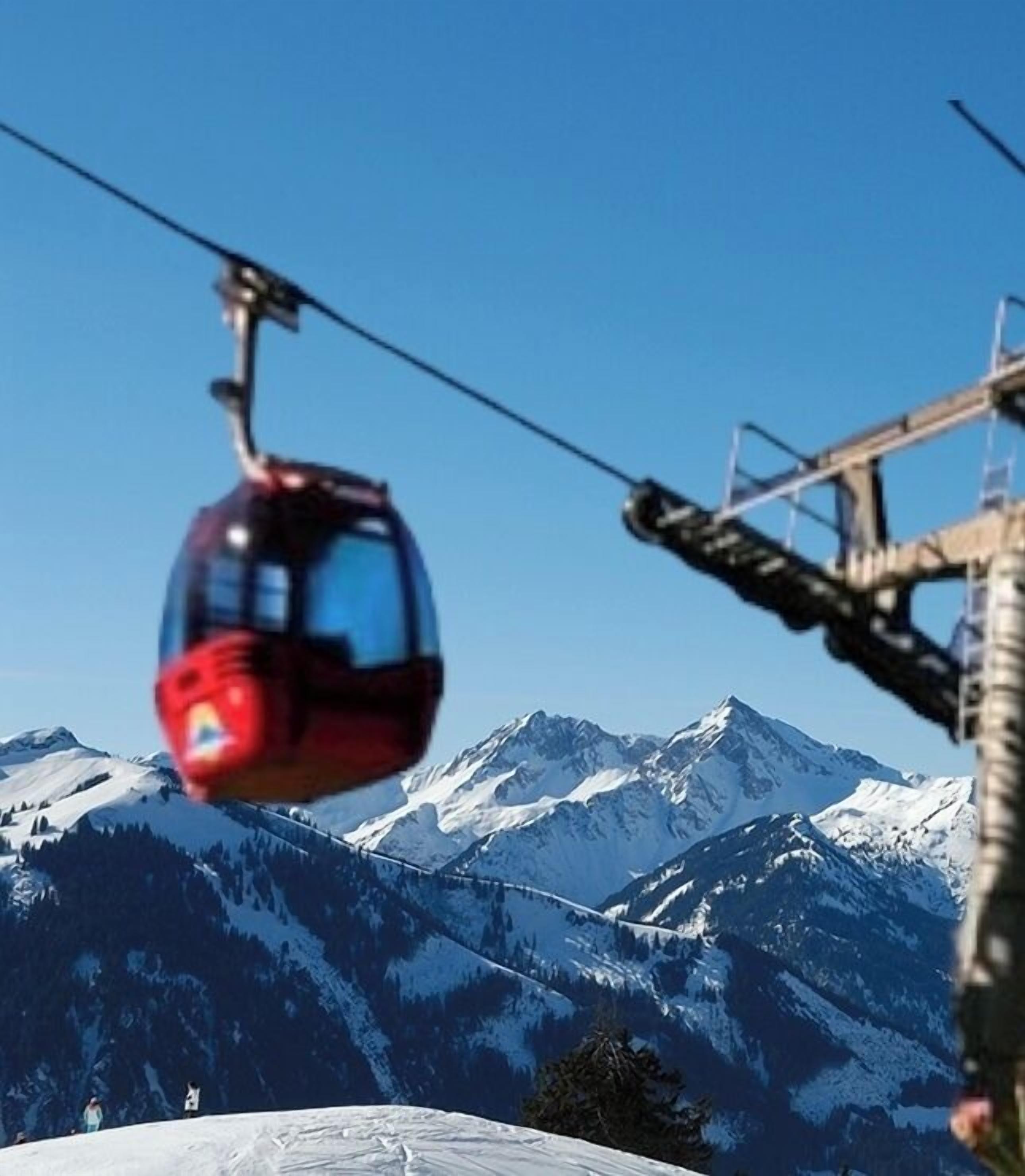 Eine Seilbahn vor einer Bergkulisse.