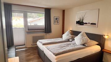 Familienzimmer, 2 Schlafzimmer, Nichtraucher, Balkon | Kostenloses WLAN, BettwÀsche