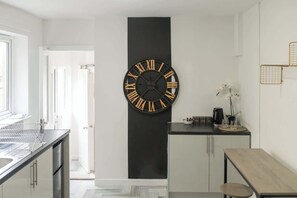 Køleskab, mikrobølgeovn, ovn, kogeplade