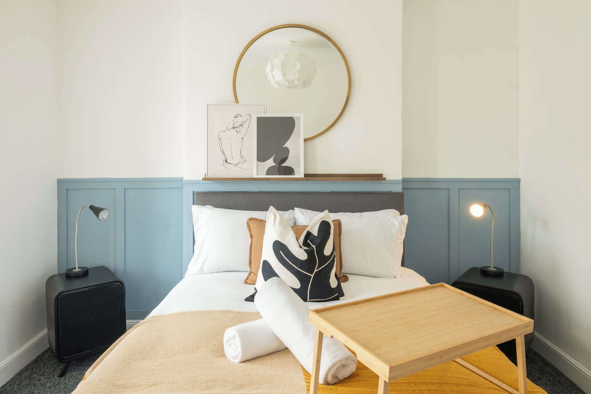 3 عدّة غرف نوم ومكواة/لوح كي وواي فاي وملاءات أسرّة