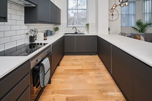 Een koelkast, een magnetron, een oven, een kookplaat