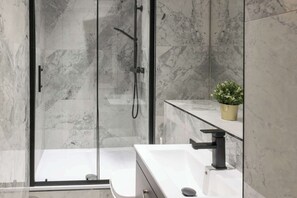 Shower, hair dryer, towels - Host & Stay | Princes Place Living (Liverpool)