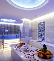 Un baño moderno con tragaluz, bañera y frutero en la encimera.