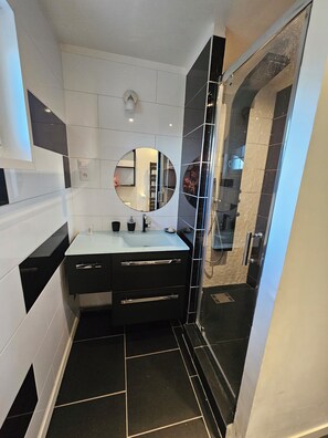 Dusche, Haartrockner, Handtücher, Seife