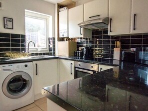 House | Private kitchen | Fridge, microwave, oven, stovetop - Beautiful House Off-road Free Parking (Bolton)