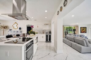 冷蔵庫、電子レンジ、オーブン、コンロ