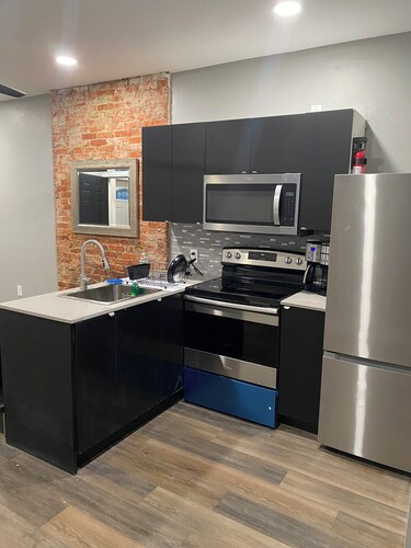 Spacious 1 bedroom near Phila Zoo/ Fairmount Park. Rear Deck, Wifi, Coffee Maker