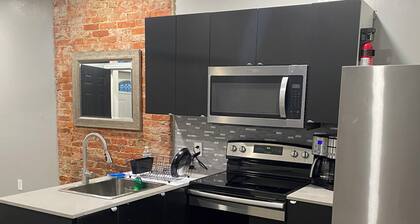 Spacious 1 bedroom near Phila Zoo/ Fairmount Park. Rear Deck, Wifi, Coffee Maker