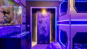 8 habitaciones, tabla de planchar con plancha, wifi y ropa de cama