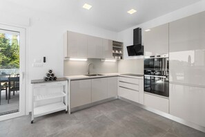 Refrigerador, microondas, horno, lavavajillas