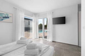 3 habitaciones, tabla de planchar con plancha, wifi y ropa de cama 