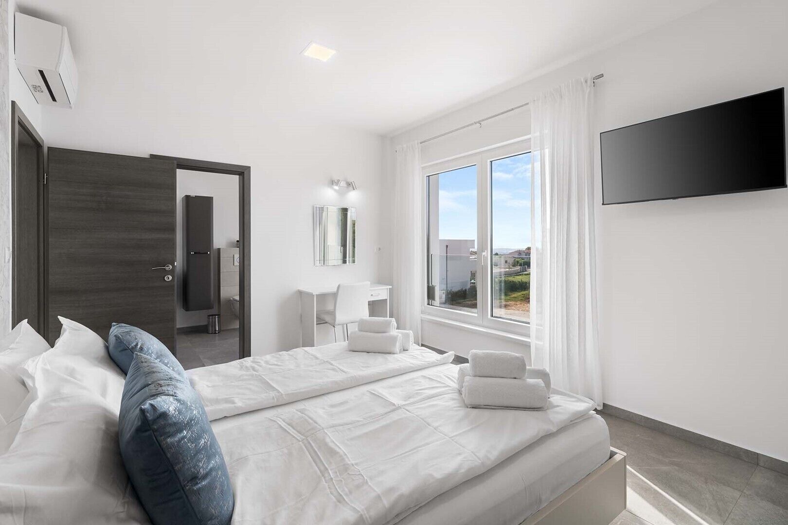 3 bedrooms, iron/ironing board, WiFi, bed sheets