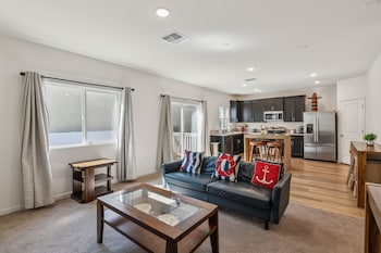 Peaceful Retreat Near Stockton Waterfront 4 Bedroom Home