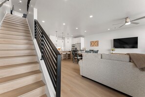 タウンホーム 4 ベッドルーム | リビング エリア | スマートテレビ、ストリーミングサービス