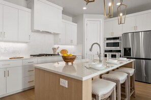 タウンホーム 4 ベッドルーム | 専用キッチン | 冷蔵庫、オーブン、コーヒー / ティーメーカー、トースター