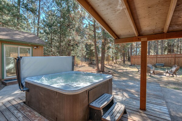 Terrace/patio - **New Years Special**- DRRH, Hot Tub, Dog Friendly, Fire Pit (Bend)