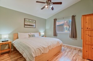 3 bedrooms, desk, free WiFi, bed sheets - **New Years Special**- DRRH, Hot Tub, Dog Friendly, Fire Pit (Bend)