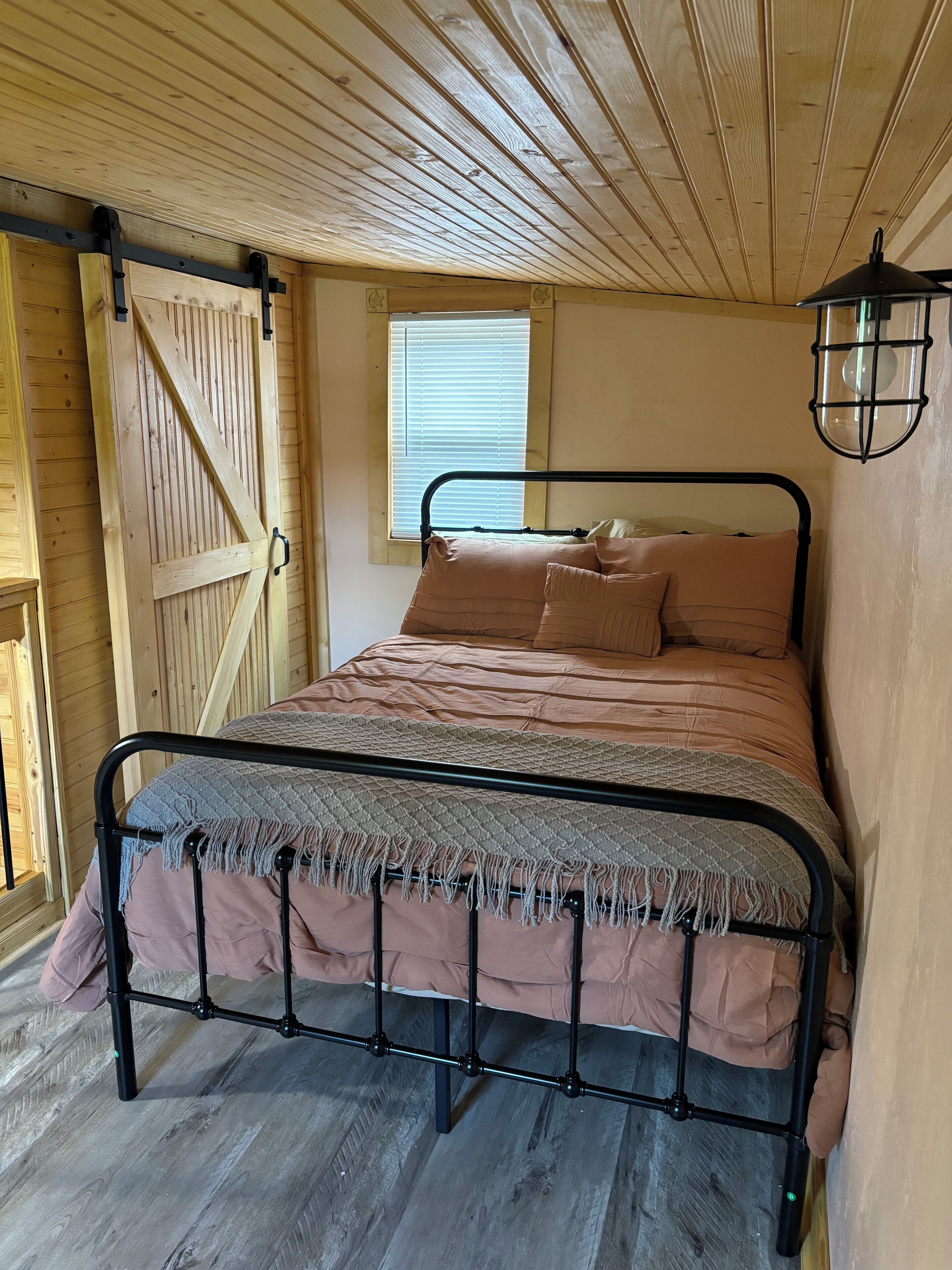 2 bedrooms, travel cot, free WiFi, bed sheets