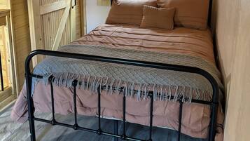 2 bedrooms, travel cot, free WiFi, bed sheets