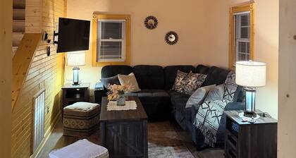 Cozy 2 bedroom pet friendly cabin in great location with all the extra's