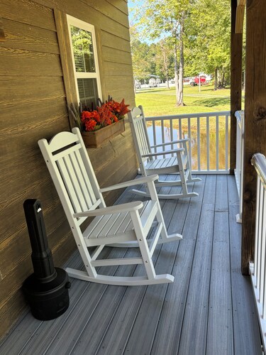 Cozy 2 bedroom pet friendly cabin in great location with all the extra's