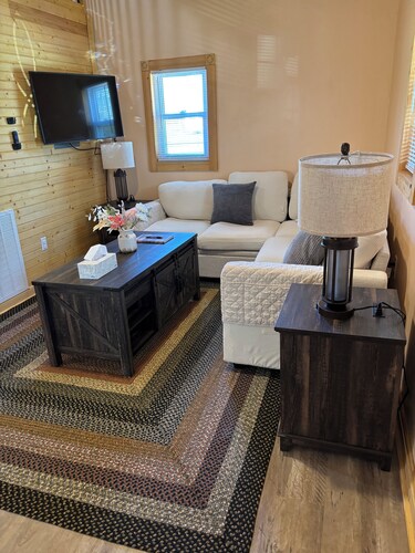 Cozy 2 bedroom pet friendly cabin in great location with all the extra's