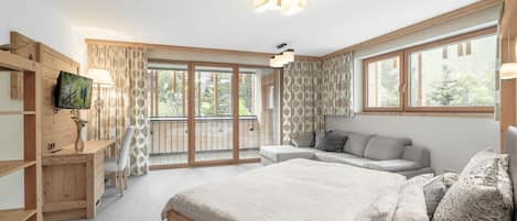 2 bedrooms, desk, WiFi, bed sheets