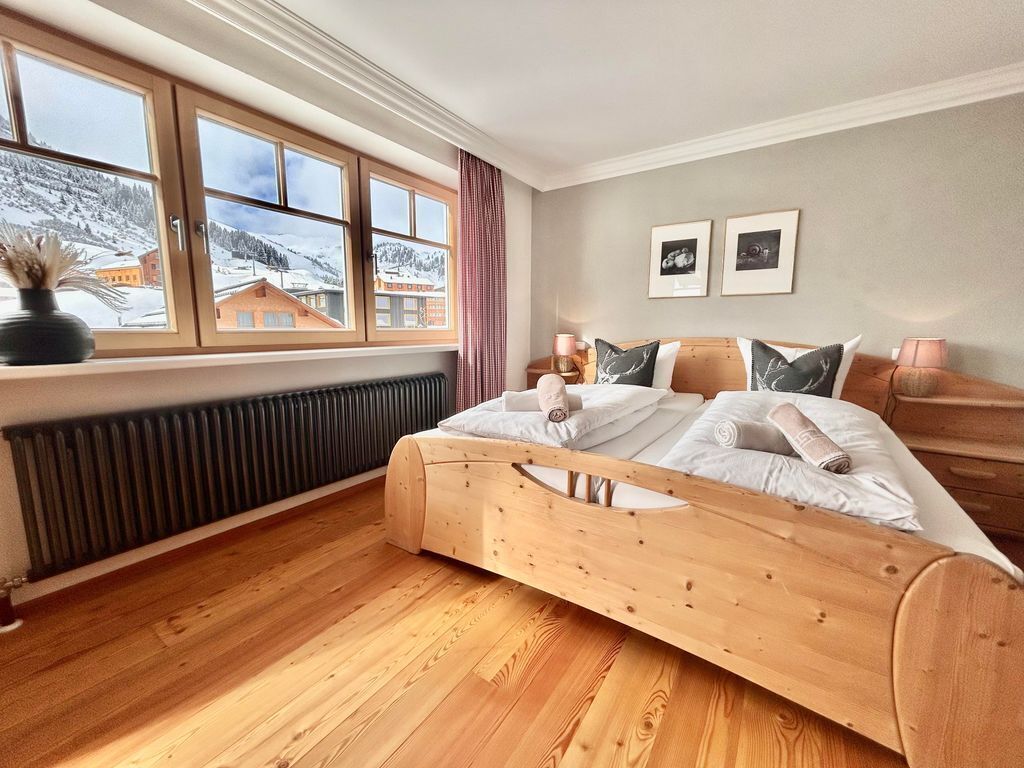 Robbers' Den - House Wallis - Kaisers
