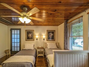 3 bedrooms, WiFi, bed sheets - Greystone in the Glen-Charming Historic Cottage with Great Balsam Mountain (Waynesville)