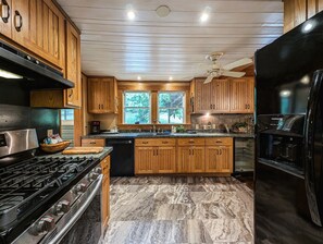 Fridge, microwave, oven, stovetop - Greystone in the Glen-Charming Historic Cottage with Great Balsam Mountain (Waynesville)