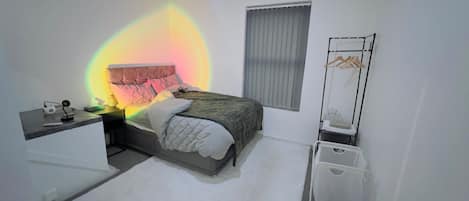 2 kamar tidur, setrika/meja setrika, Wi-Fi gratis, dan seprai linen