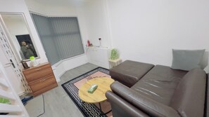 Living area - Manchestercity/2bed/house/kingbed/wifi/breakfast (Manchester)