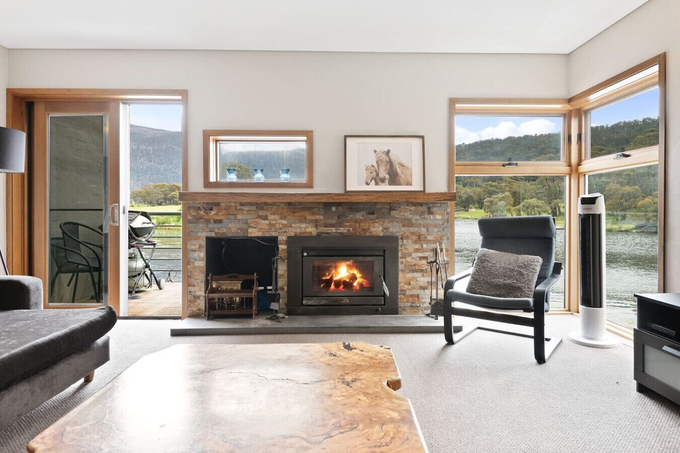 Télévision, cheminée